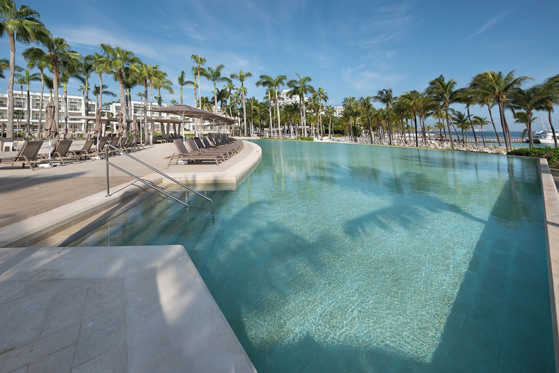 5 piscinas al aire libre, sombrillas, sillones reclinables de piscina