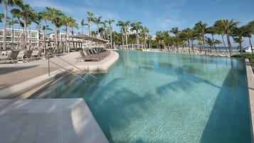 5 piscinas al aire libre, sombrillas, sillones reclinables de piscina
