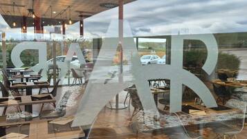 รับประทานอาหารกลางแจ้ง