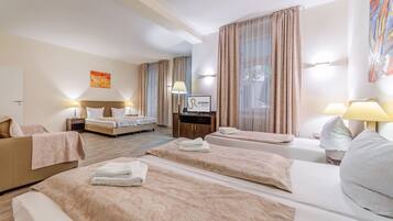 Familien Deluxe Apartment, 2 Schlafzimmer, Küche (Exklusive 25 Euro Reinigungsgebühr) | Allergikerbettwaren, Zimmersafe, kostenloses WLAN, Bettwäsche