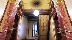 A grand staircase with ornate railings and a decorative ceiling. - Upper Room Hotel Kurfurstendamm (Berlin)