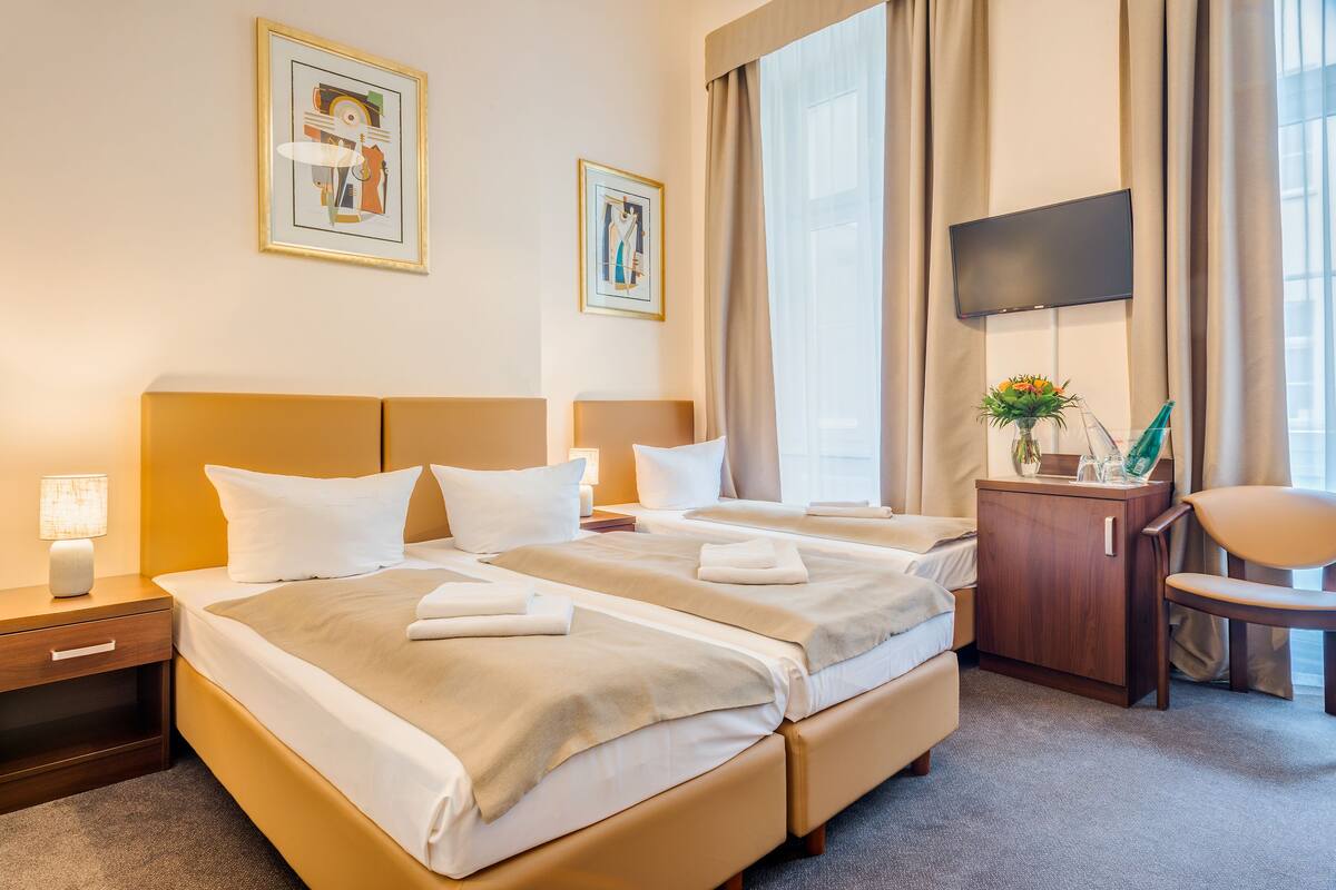 Camera tripla | Biancheria da letto ipoallergenica, una cassaforte in camera