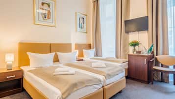 Quarto triplo | Roupas de cama antialérgicas, cofres nos quartos, Wi-Fi de cortesia
