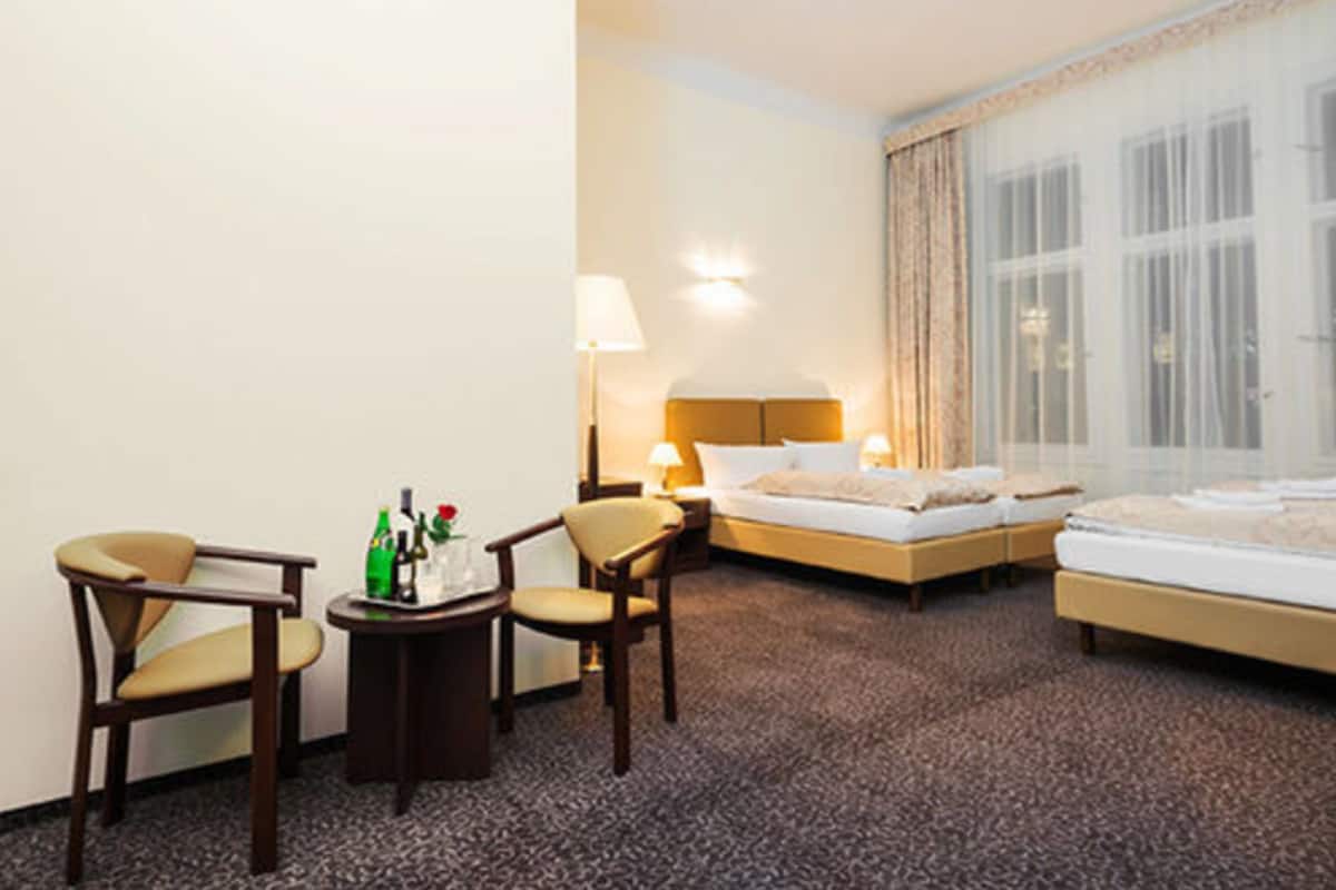 Family Quadruple Room | Hypo-allergenic bedding, in-room safe, free WiFi, bed sheets