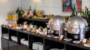 A buffet setup with various food items and beverages. - Wyndham Costa del Sol Chiclayo - Chiclayo (Chiclayo)