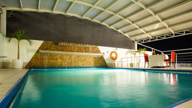 An indoor swimming pool with a tiled floor, a stone wall, and a covered roof structure. - Wyndham Costa del Sol Chiclayo - Chiclayo (Chiclayo)