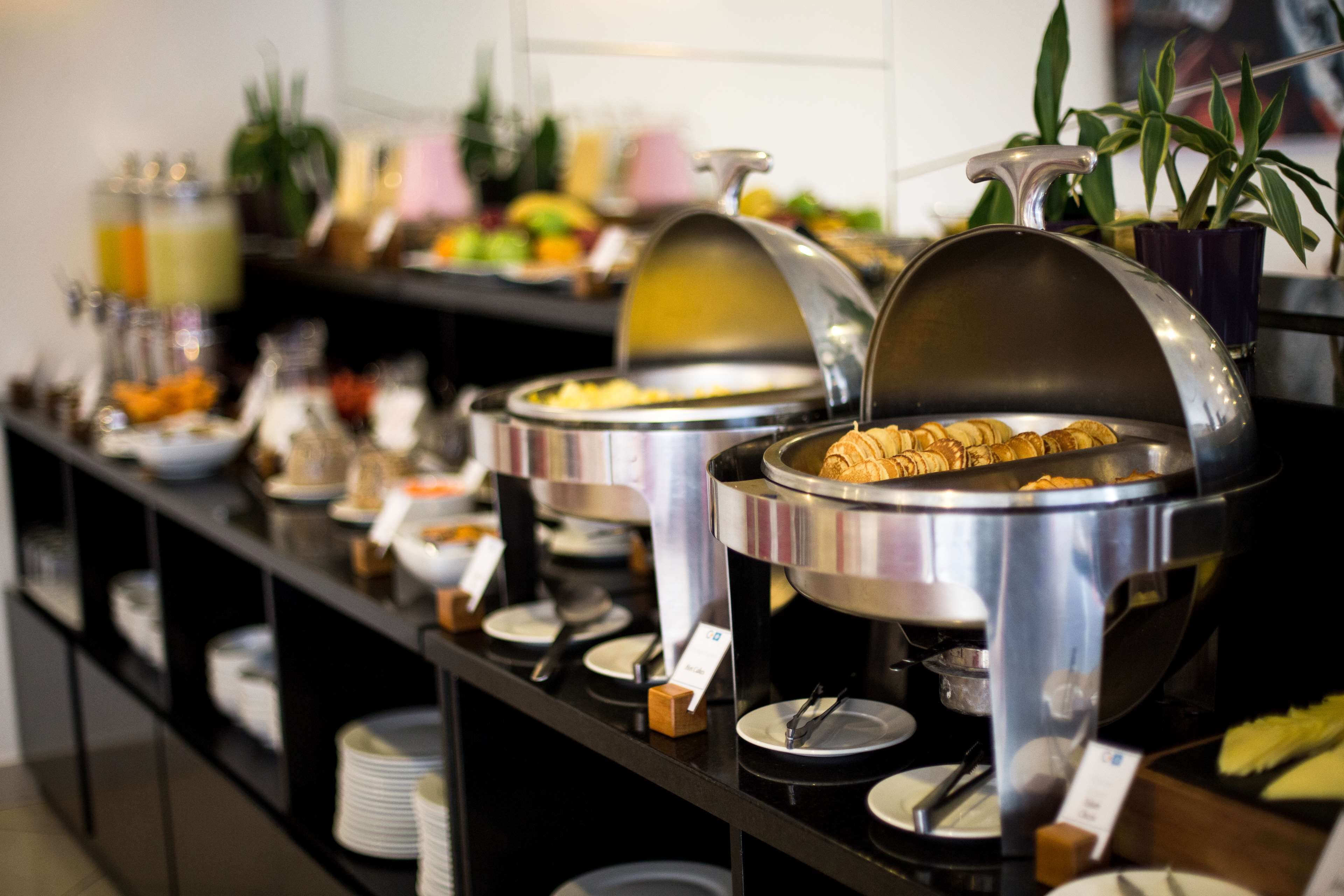 Montaje tipo buffet con diferentes alimentos y utensilios.