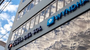 A hotel sign with "HOTEL COSTA DEL SOL" and "WYNDHA" logos. - Wyndham Costa del Sol Chiclayo - Chiclayo (Chiclayo)