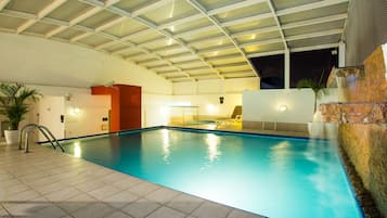 Indendørs pool, åben fra kl. 08.00 til kl. 19.00, liggestole