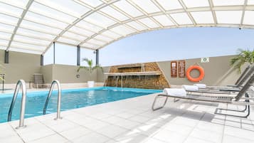 Una piscina cubierta (de 08:00 a 19:00), tumbonas