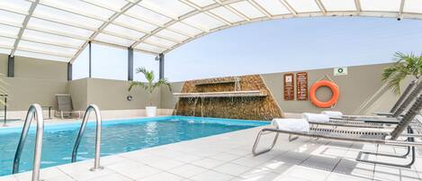 Piscina interna, funciona das 8h às 19h, espreguiçadeiras