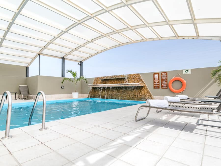 Inomhuspool med öppettider 08.00 till 19.00, och solstolar