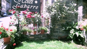 A sign for Hotel Garbe with a garden in front. - Hotel Gabarre (Broto)