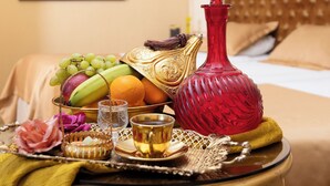 أغطية فراش متميزة وميني بار وخزنة داخل الغرفة ومكتب