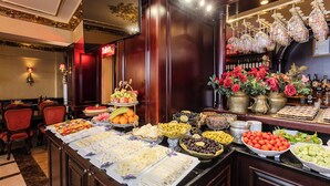 بوفيه فطور مجانًا يوميًا