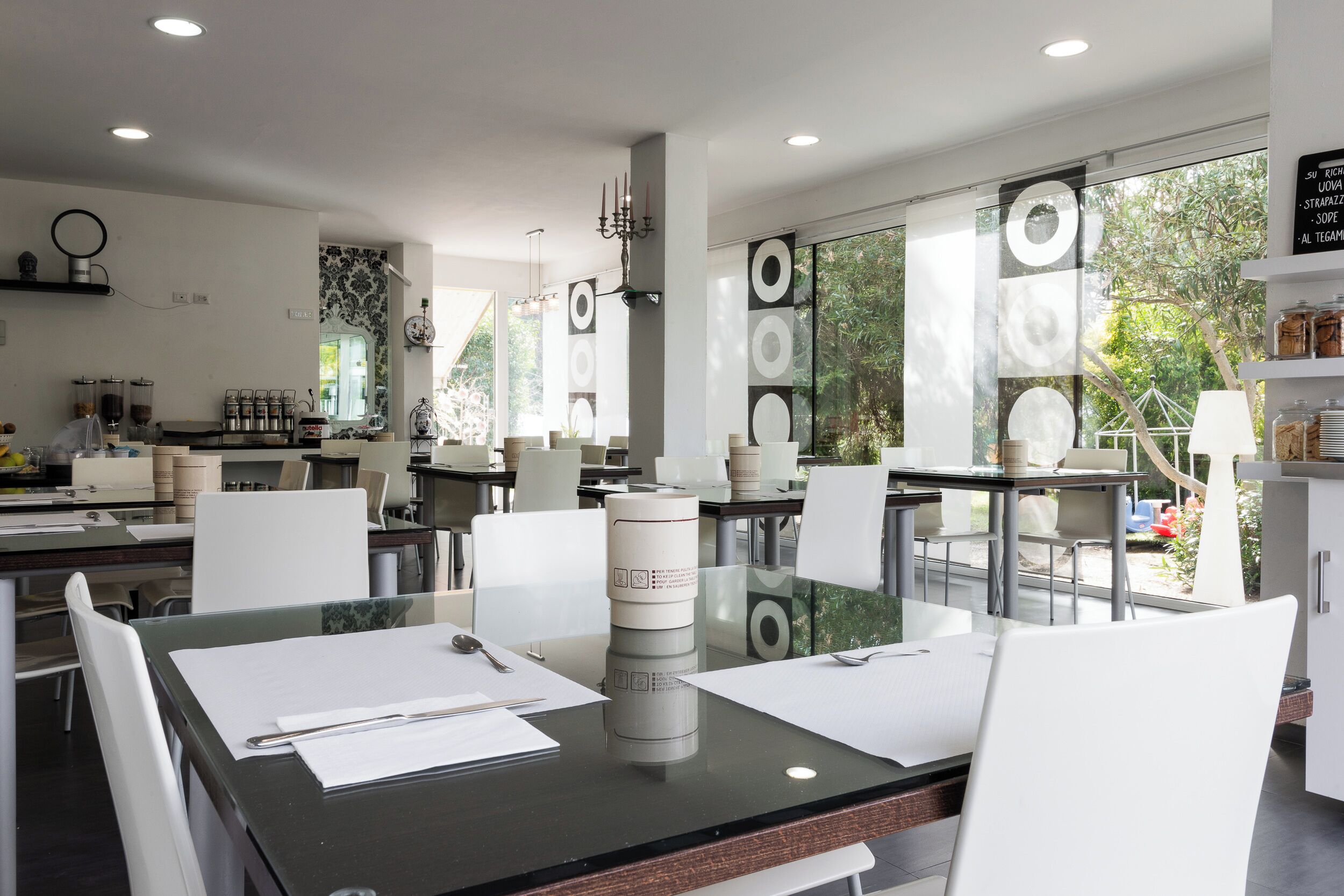 Desayuno completo diario (EUR 8 por persona)