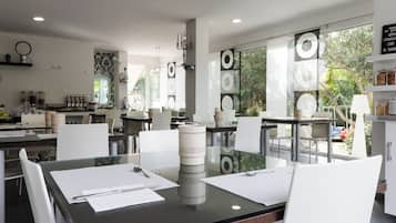 Desayuno completo diario (EUR 8 por persona)