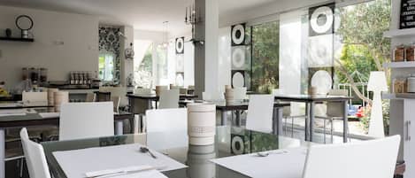 Daily full breakfast (EUR 8 per person)