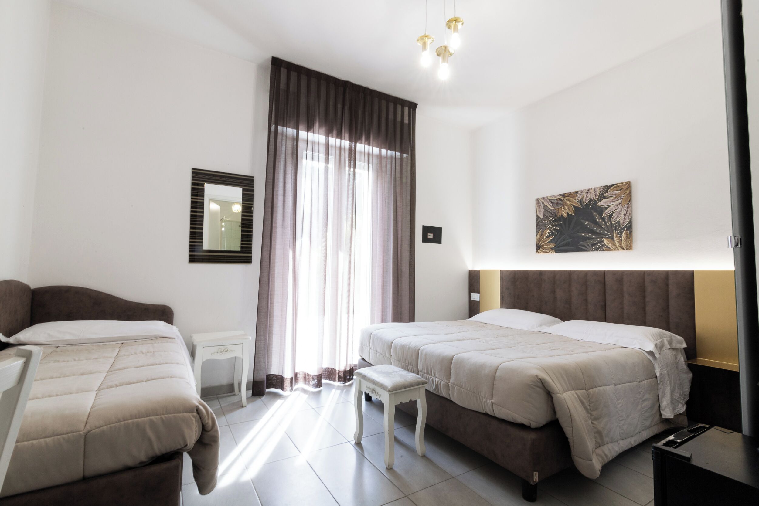 Camera Classic con letto matrimoniale o 2 letti singoli | Una cassaforte in camera, una scrivania, Wi-Fi gratuito