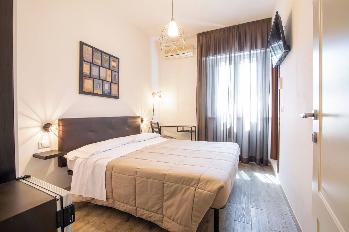 Classic Single Room | In-room safe, desk, free WiFi