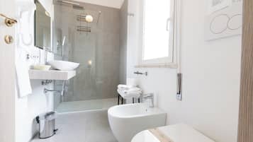Doppia Superior | Bagno | Doccia, soffione a pioggia, set di cortesia gratuito, asciugacapelli