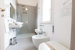 Quarto casal superior | Banheiro | Chuveiro, chuveiro com efeito de chuva, produtos de toalete grátis 