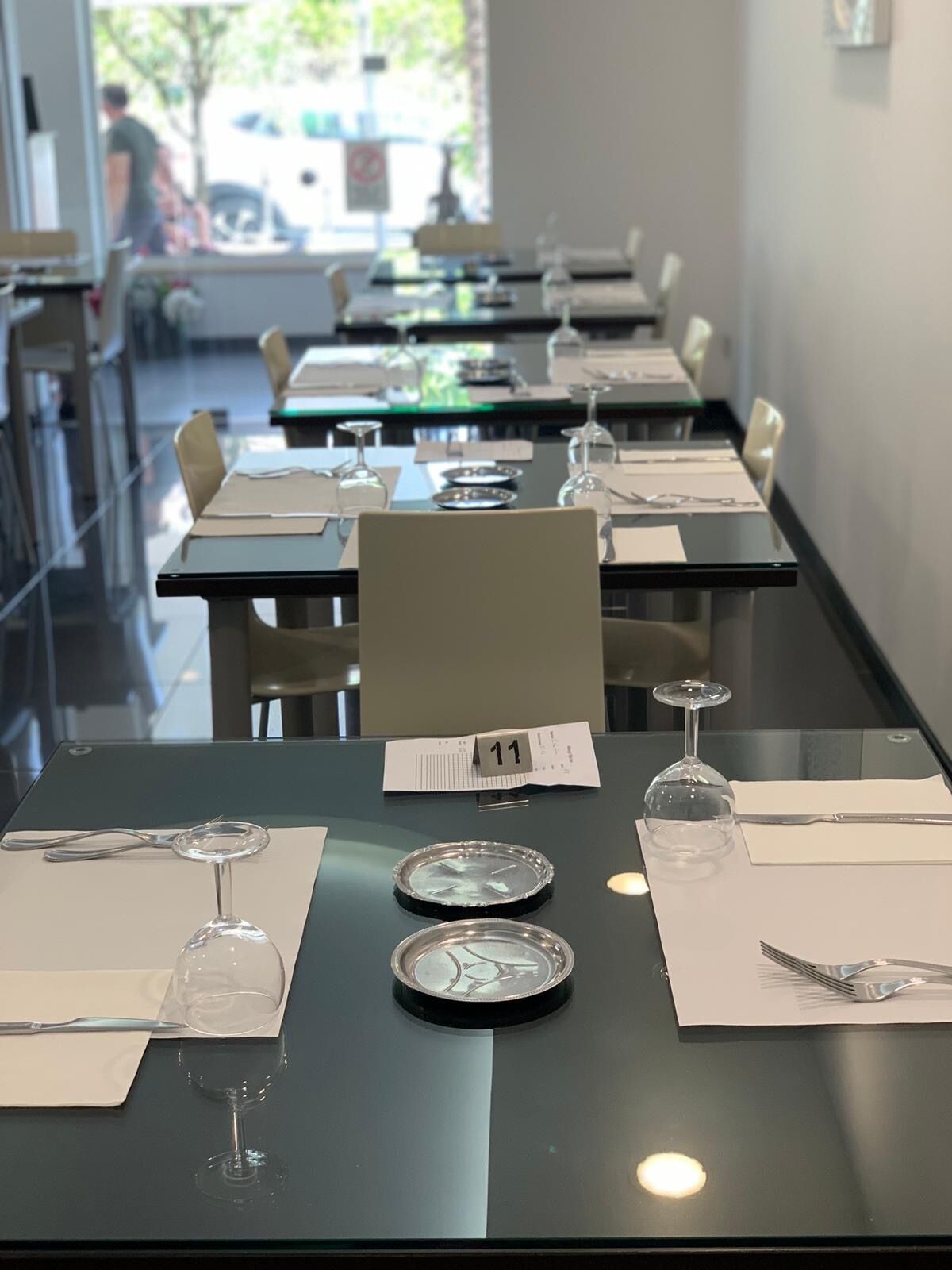 Der serveres morgenmad, frokost, aftensmad og lokale retter 