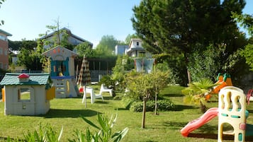 Área de juegos infantiles al aire libre