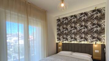 Quarto solteiro clássico | Cofres nos quartos, escrivaninha, Wi-Fi de cortesia