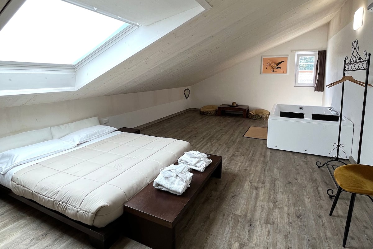 Suíte romântica, 2 quartos | Cofres nos quartos, escrivaninha, Wi-Fi de cortesia