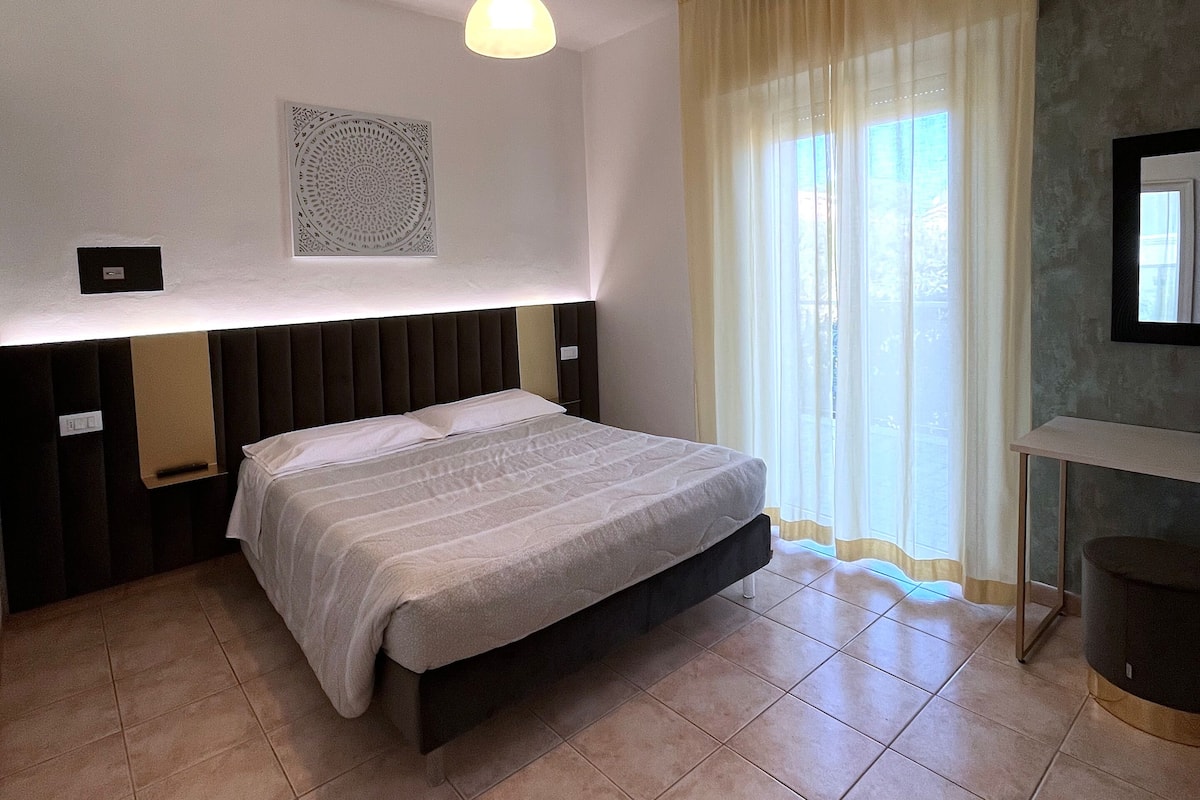 Quarto casal ou duplo clássico | Cofres nos quartos, escrivaninha, Wi-Fi de cortesia