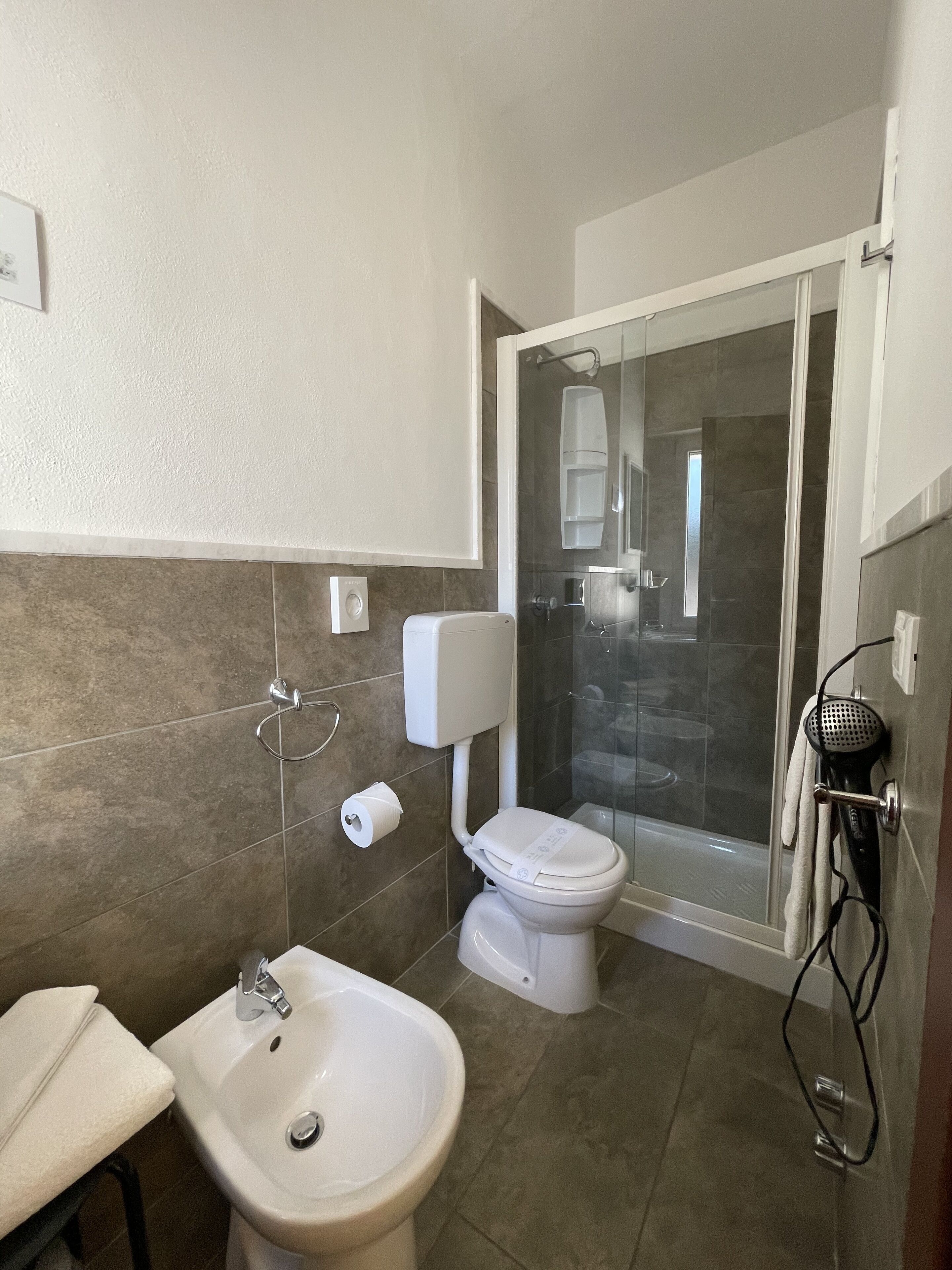 classic single room | bathroom | shower, rainfall showerhead, free toiletries, hair dryer