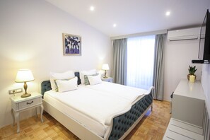 Apartment for 4 people | เตียงพร้อมฟูกเสริมที่นอน, ตู้นิรภัยในห้องพัก, โต๊ะทำงาน