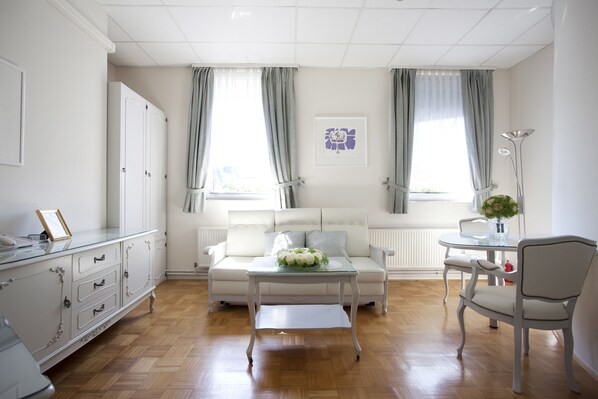 Apartment for 2 people | ห้องนั่งเล่น | ทีวีจอแอลซีดี 80 ซม. พร้อมช่องเคเบิล, ทีวี