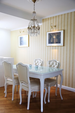 Apartament superior, 2 dormitoris, vistes a la muntanya | Zona de menjador de l'habitació