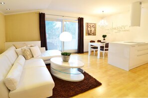 디럭스 아파트 | 거실 공간 | 케이블 채널 시청이 가능한 80cm LCD TV, TV