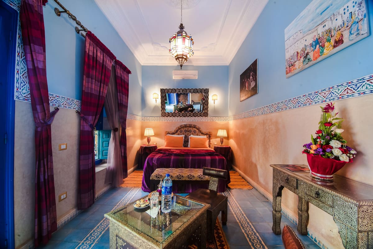 Room (de luxe) | Living area