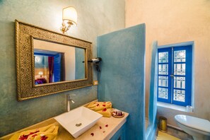 Rom (de luxe) | Bad | Kombinert dusj/badekar, designertoalettartikler, hårføner og badekåper