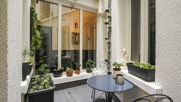 Superior Studio, 1 Double Bed (2 pax, 106 Rue de Paris) | Terrace/patio