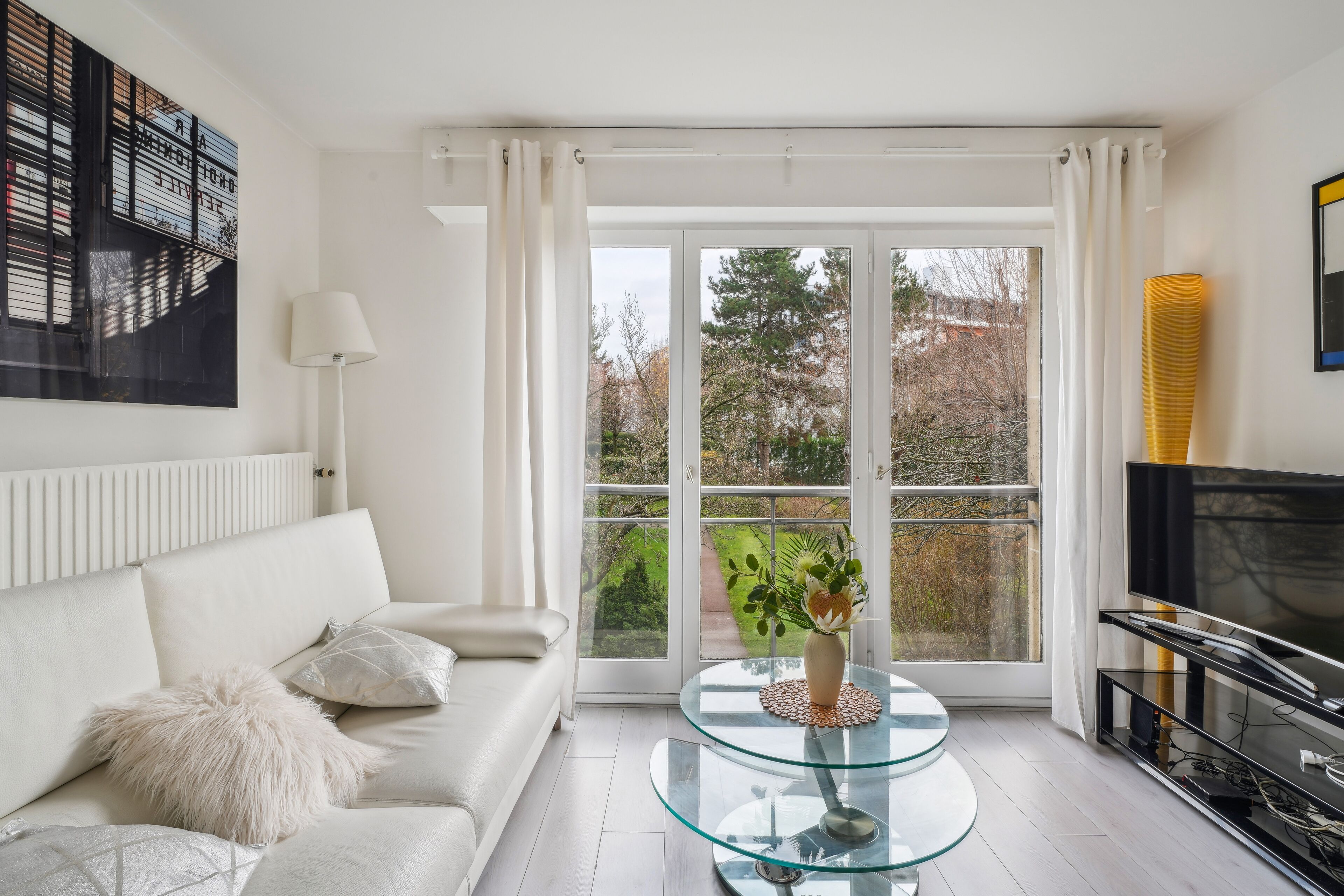 Căn hộ Deluxe | Khu phòng khách | TV 90-cm có truyền hình cáp 