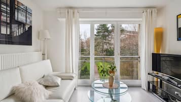 Căn hộ Deluxe | Khu phòng khách | TV 90-cm có truyền hình cáp