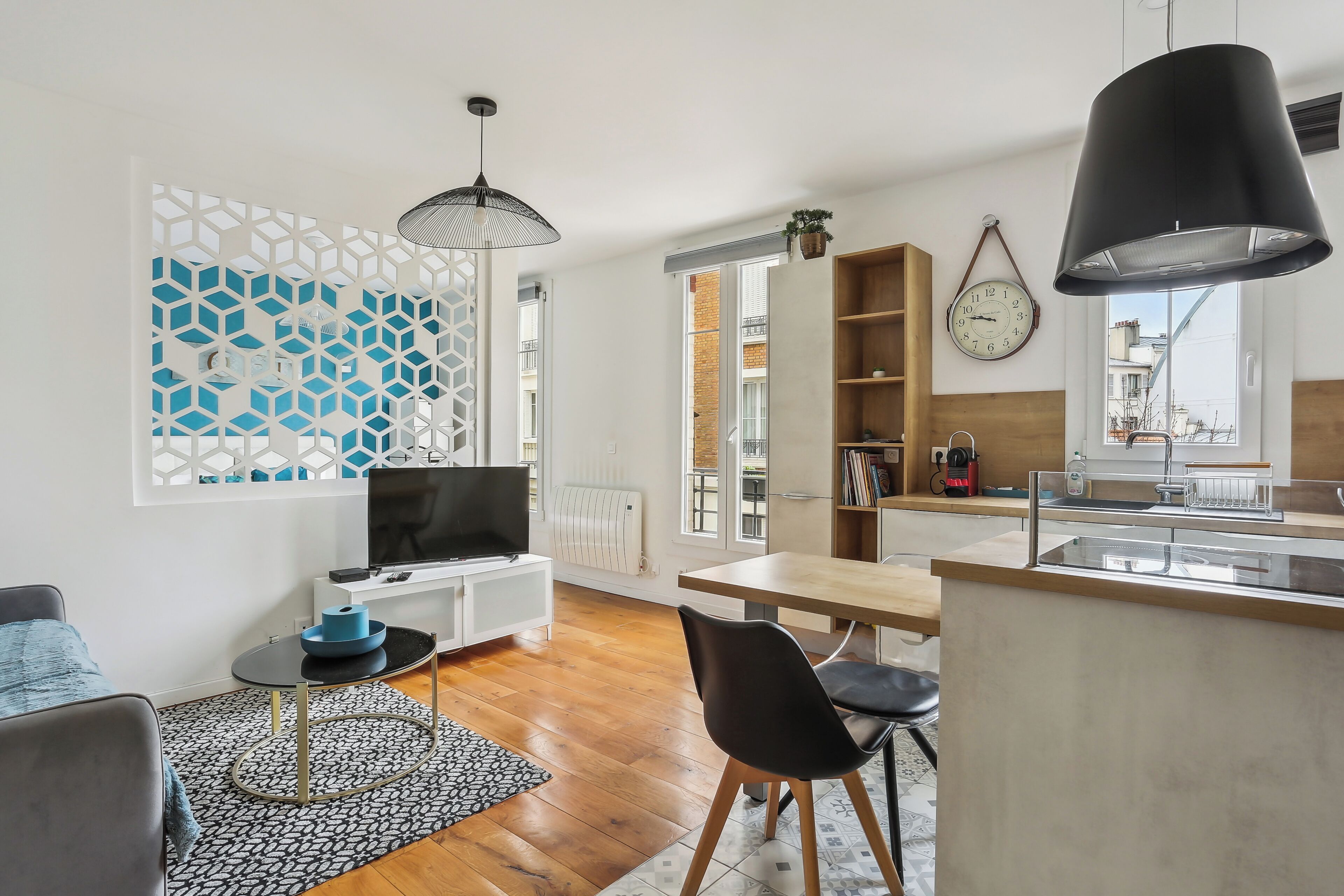 Luxury Apartment 4 People | Living area | 90-cm TV with cable channels