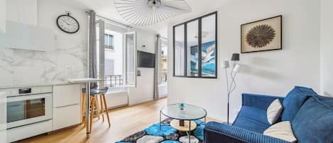 Departamento exclusivo | Área de sala de estar | Televisión de 90 cm con canales por cable