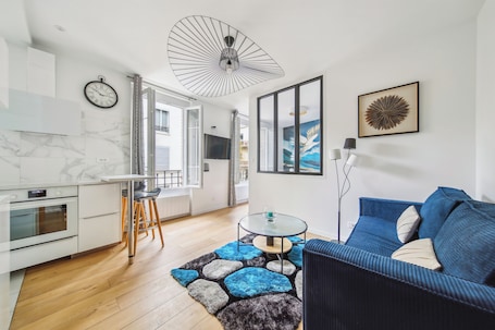 Exclusive Apartment | Living area | 90-cm TV with cable channels