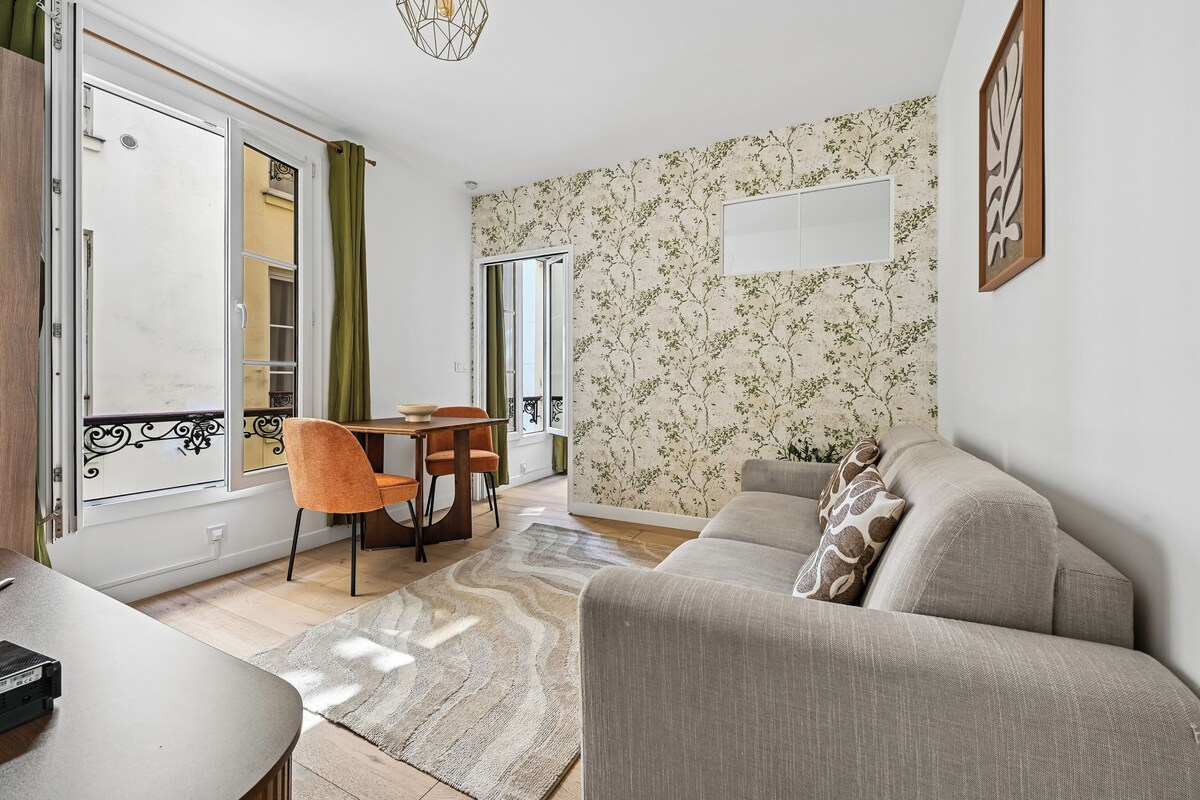 Deluxe Apartment, City View | Living area | 32-inch flat-screen TV with satellite channels