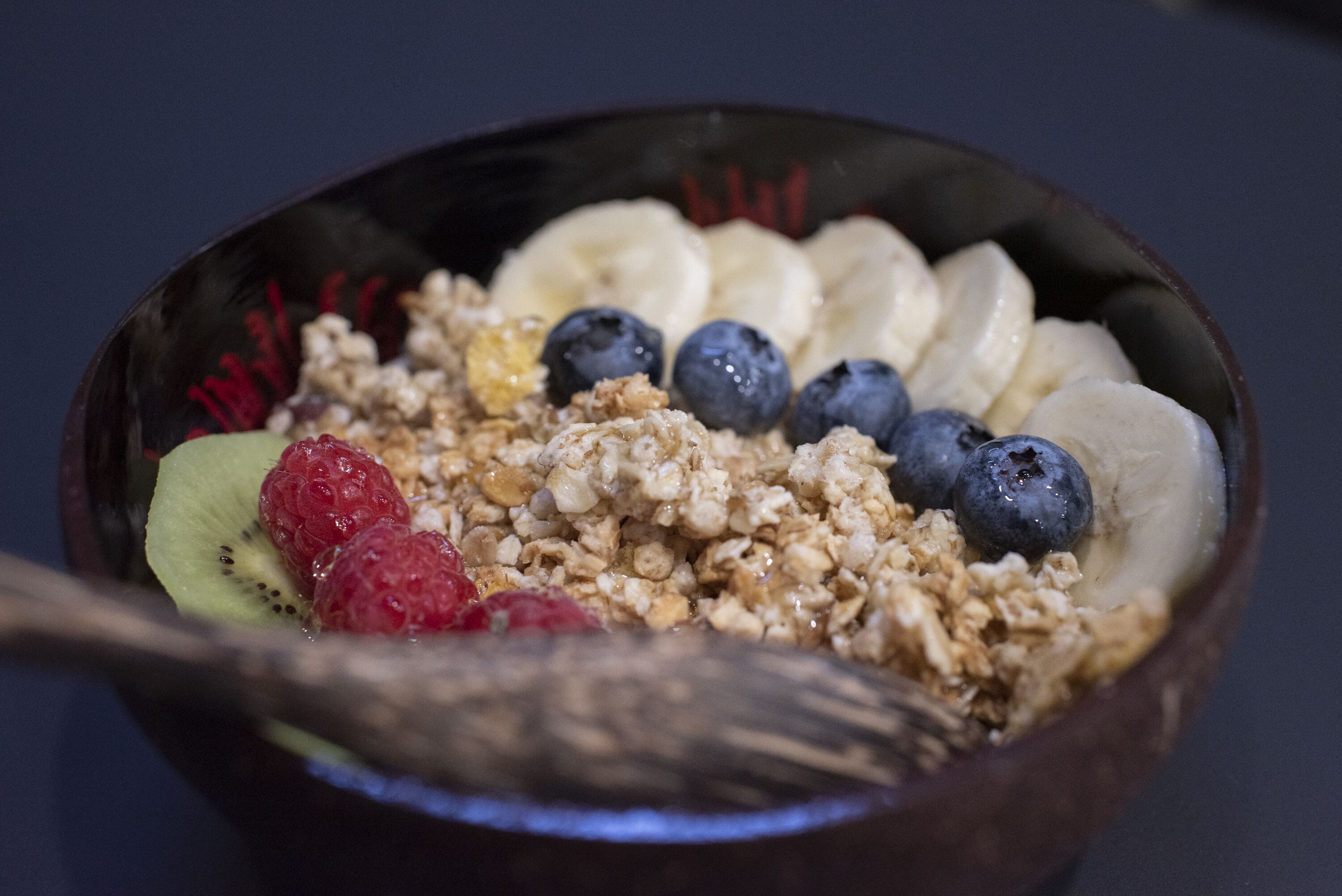 Een kom havermout met fruit en granola.