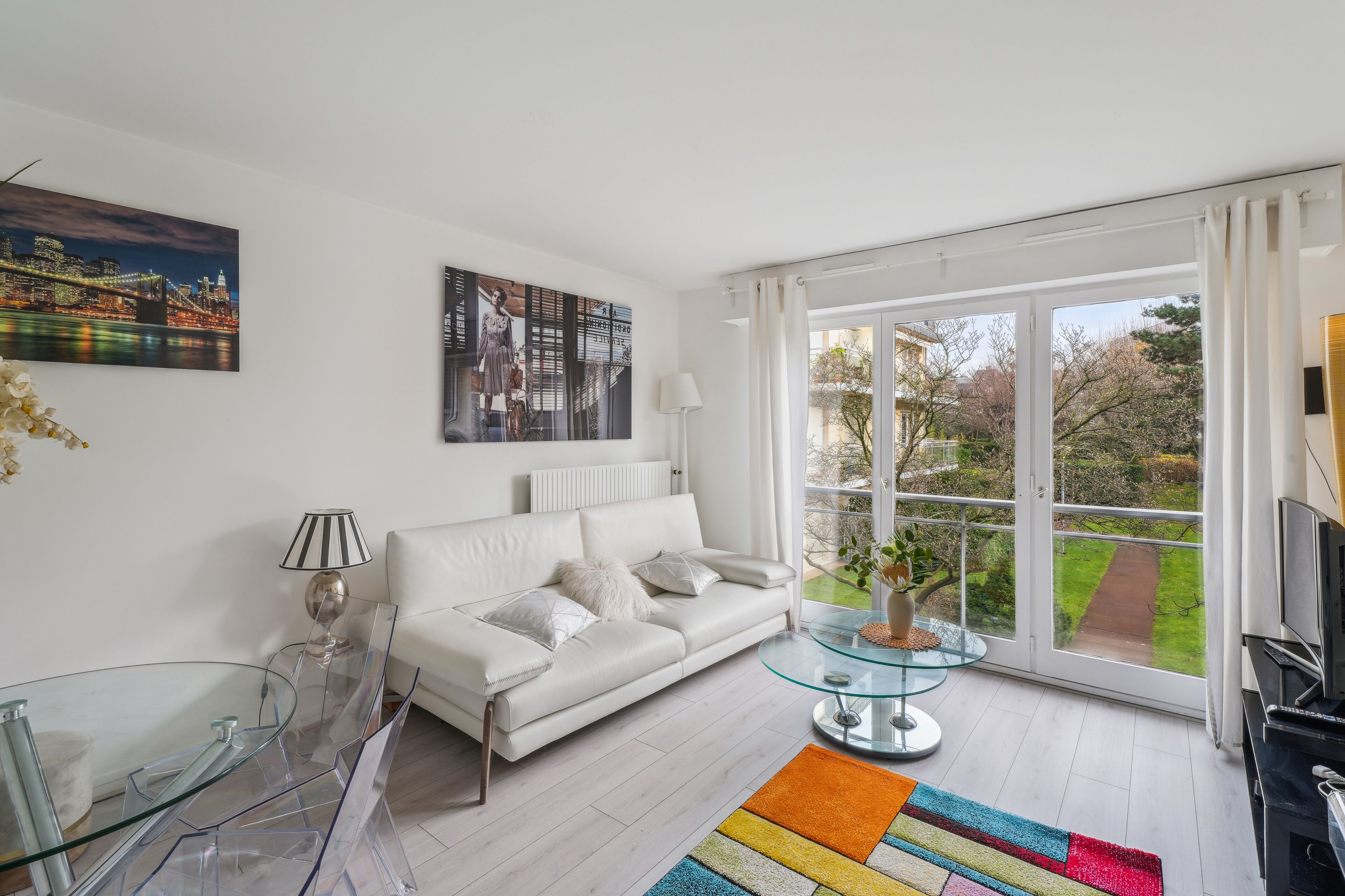 Luxury Apartment 2 People | Living area | 90-cm TV with cable channels