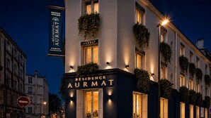 A building with the sign 'Résidence AURMAT' indicating a hotel. - Résidence Aurmat Appart Hôtel Paris Boulogne (Boulogne-Billancourt)