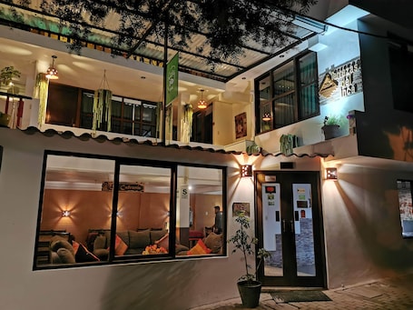 Vista frontal de la propiedad