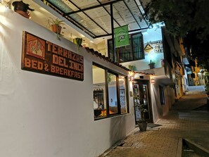 Façade de l’hébergement - soirée/nuit